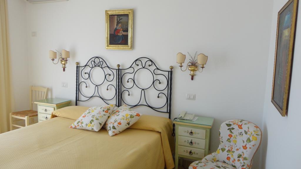Hotel Villa Mora Giardini Naxos Bagian luar foto
